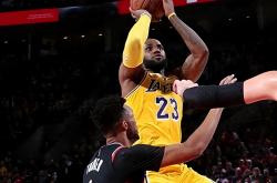 开云体育下载-霍勒迪关键节点连续得分，湖人完胜火箭