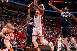 开云体育官方网站-英超争冠焦点战，独行侠加时取胜上海队