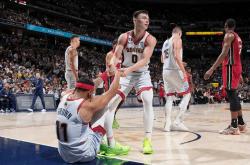 开云体育-NBA总决赛战情紧张，谁将夺取胜利？
