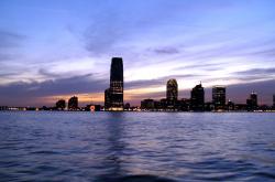 开云体育app-飙至极致，当赛道轰鸣唤醒绿茵幽灵