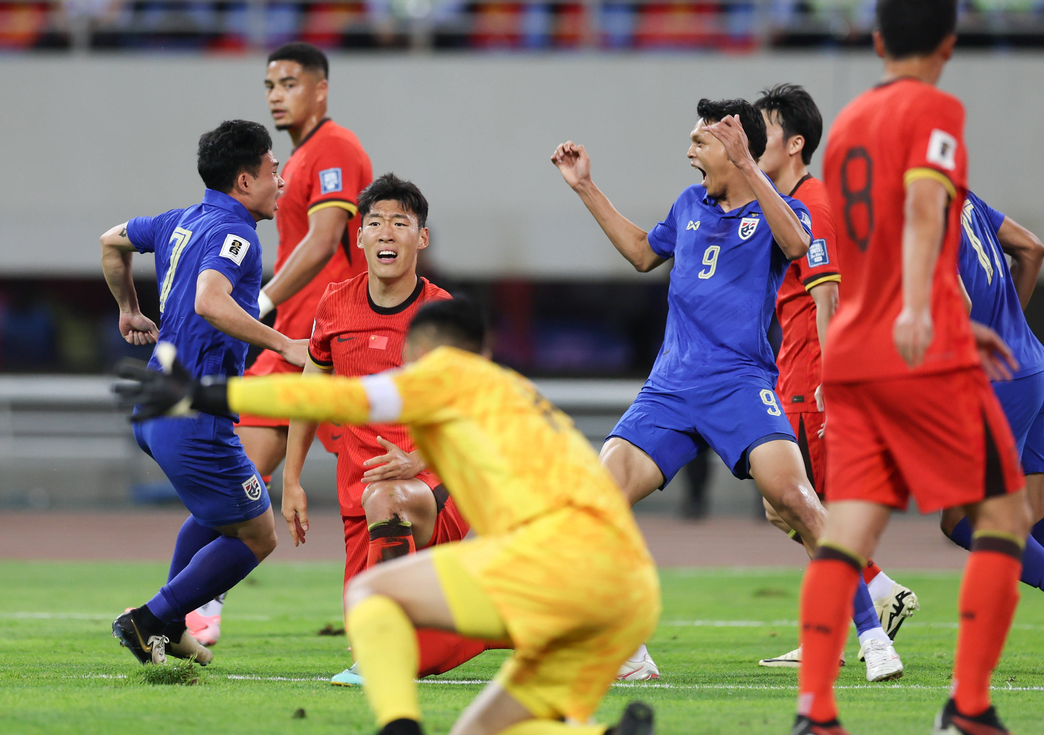 最新焦点：国足登顶，出线形势明朗