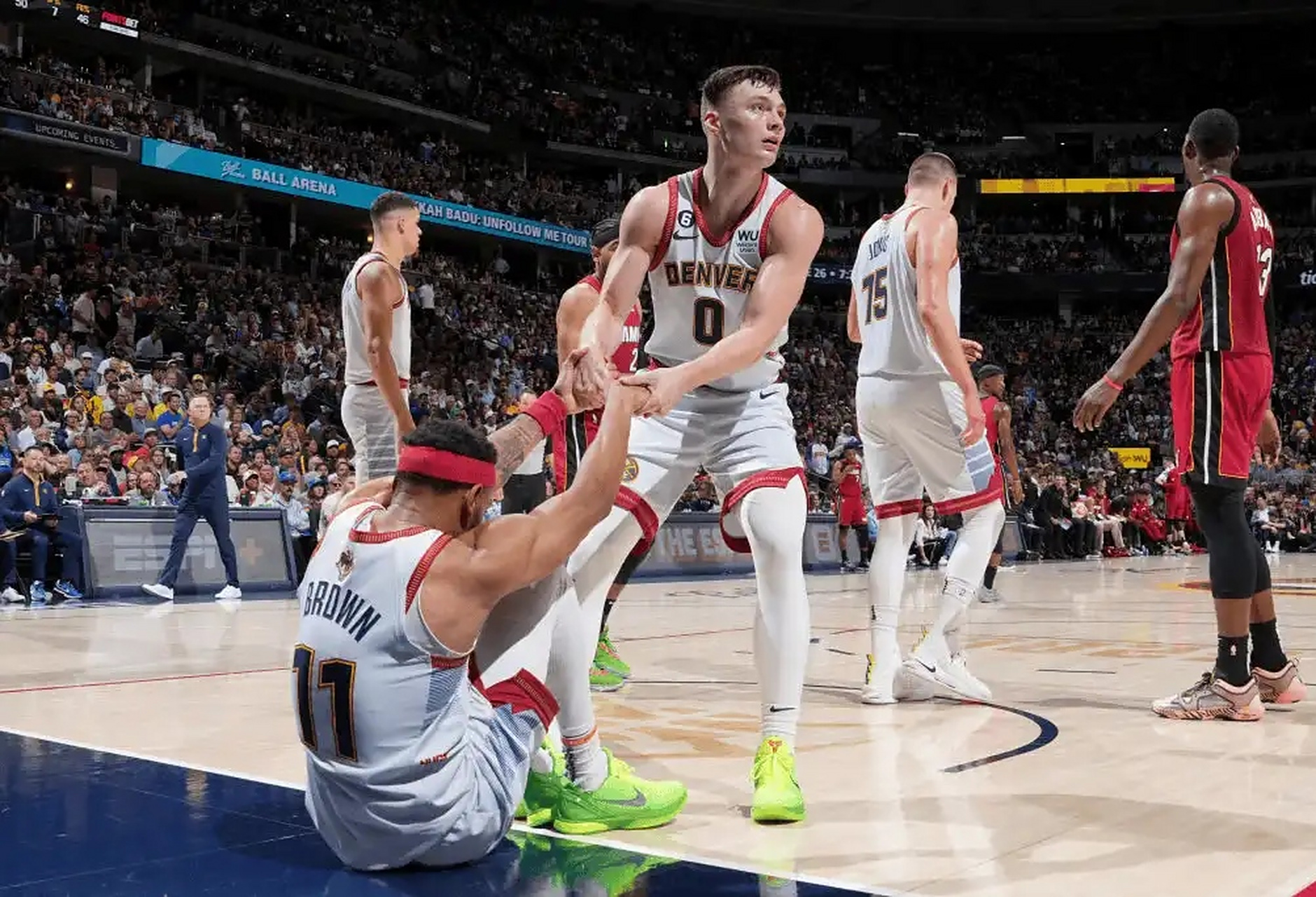 NBA总决赛战情紧张，谁将夺取胜利？