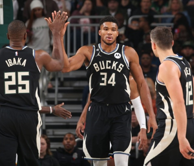 霍勒迪关键节点连续得分，湖人完胜火箭