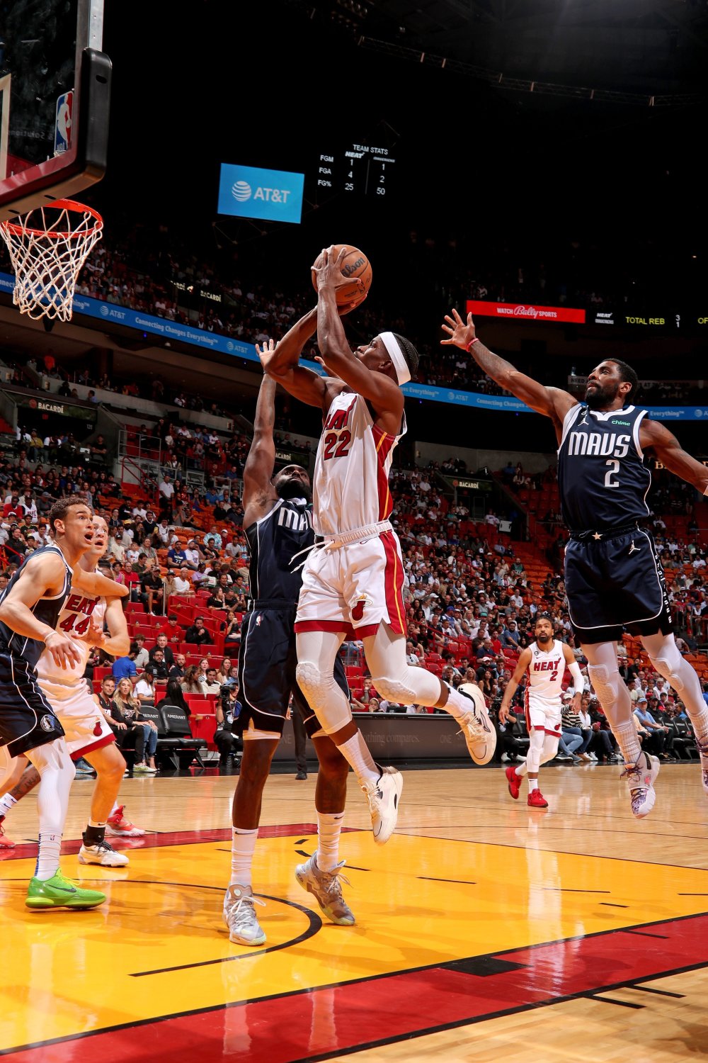 英超争冠焦点战，独行侠加时取胜上海队